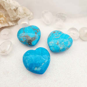 Crystals Fossils: Blue Dyed Howlite Heart (assorted. approx. 4x4.1cm)