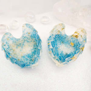 Angel Wing Dish w. Aquamarine Chips set in Resin (assorted. approx. 3x7.5x6cm)