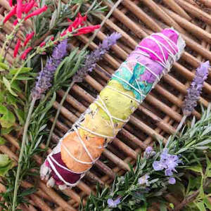 Cleansing Blessing: 7 Chakras White Sage & Rose Petals Cleansing & Blessing Stick / Bundle (assorted. approx. 17cm)