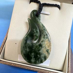 Pounamu: Te Wahi Pounamu Hook in Marsden Creek Jade