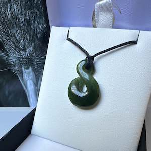 Pounamu: Single Pikorua Twist Greenstone