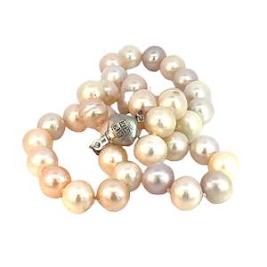 Freshwater Pearl Necklace - pinkish tonings