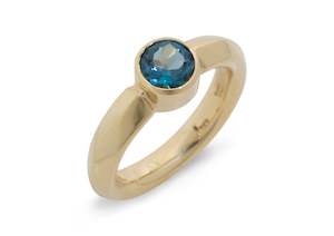 Symmetrisk: JW105 Gemstone Ring, Yellow Gold