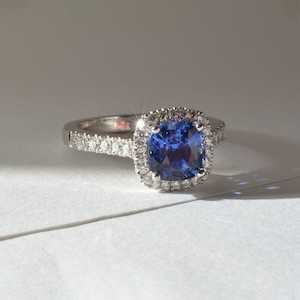 Ceylonese Sapphire with Diamond Halo