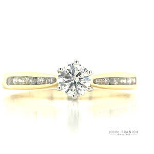 18k Gold Solitaire Diamond Ring w Accent Diamonds