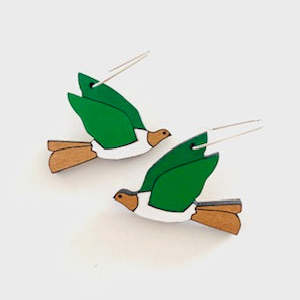 Kereru in flight - Rimu earrings