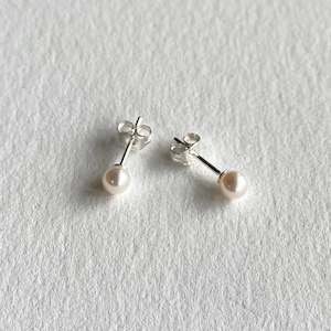 Pearl Stud Earrings - 6mm