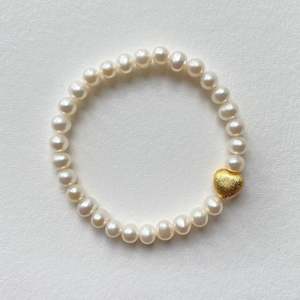 Jewellery: Love Heart Pearl Bracelet - Gold