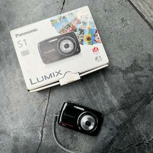 Digital: Panasonic Lumix DMC-S1