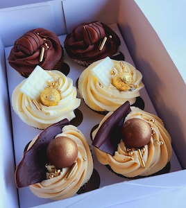 Deluxe Cakes - Cupcakes and Blooms - Kakariki Flowers