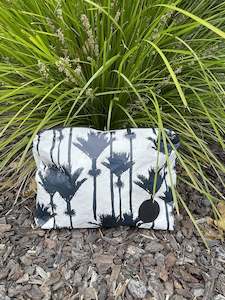 Accessories: Splashproof Cosmetic Bag Nikau