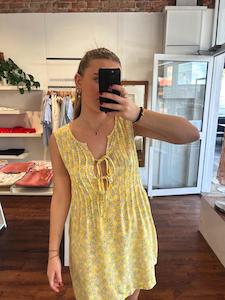 Renn Sleeveless Front Tie Pleat Cotton Dress in Lemon Print