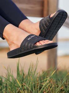 Womenswear: Roxy Slippy Slides Black/M Gold