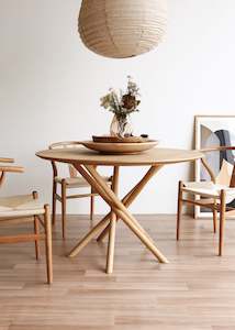 Harper Round Dining Table / Oak