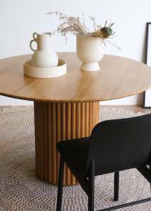 Sophie Round Dining Table / Natural Oak