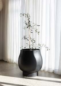 Furniture: Tas Pot / Black