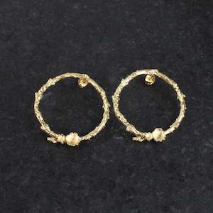 Briar wreath studs - gold