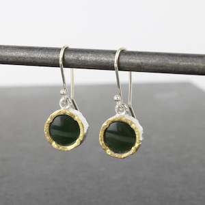 Pounamu earrings dark - round gold