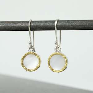 Mother of pearl earrings - round gold