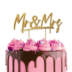 Cake: MR & MRS Gold metal cake topper