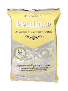 750g Bakels Pettinice fondant icing Almond flavour