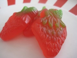 Sour Strawberries 200g gummy strawberry candy Mayceys lollies