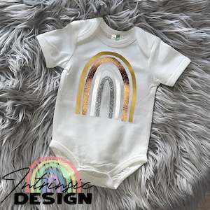 NB natural onesie - Luna rainbow