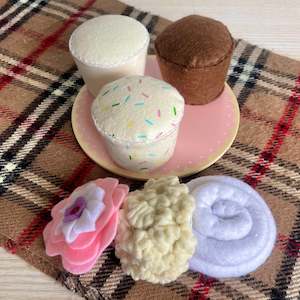 Gift: Felt cupcake set