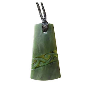 Mana NZ Wedge shaped greenstone pendant with diagonal pattern (4cm)