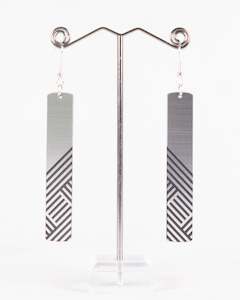 Sonz Earings: Mana Bar Silver Metallic