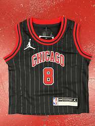 Sporting equipment: NICGI1BW2P CHICAGO BULLS INFANTS