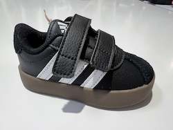 Sporting equipment: ID9156 ADIDAS VL COURT INFANTS