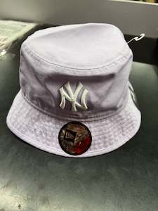 Sporting equipment: NEW ERA BUCKET HAT NY 13058264