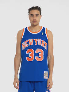 Sporting equipment: MNNK18186 EWING KNICKS