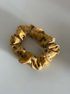 Clothing accessory: Mini scrunchie / Mustard floral