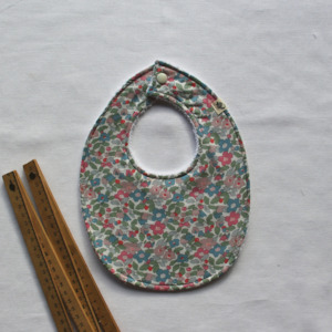 Little Acorn Liberty Bib 'Betsy Berry' - Pink