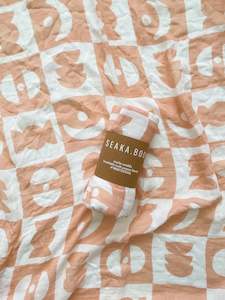 Toy: SEAKA.BOO Aria Muslin Swaddle - Peach