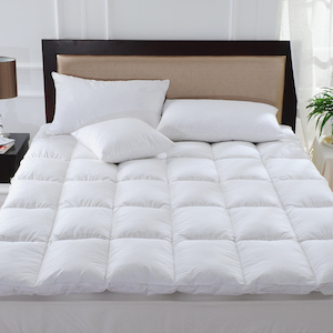 Household linen wholesaling: Brand New 1550 GSM WHITE FEATHERS MATTRESS TOPPER FEATHER BED