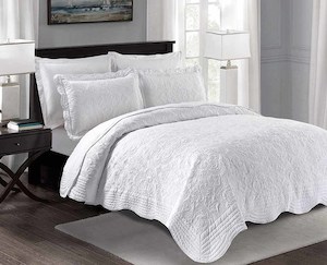 Brand New Classic White Luxury 3 Piece Quilted Bedspread With Scalloped Edge