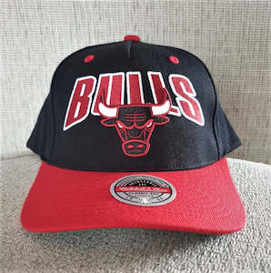 Mitchell & Ness Bulls Snapback - Black/red