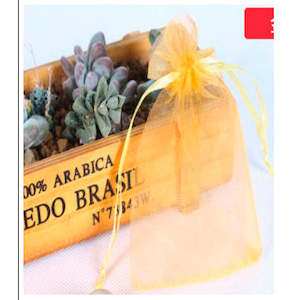 Function equipment renting, leasing or hiring: CLEARANCE Organza Bags - Gold (10x15cm)