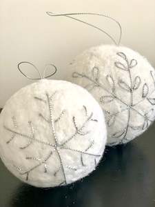 Christmas Decorations: Xmas Balls - set of 2