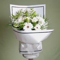 Cool White Vox - Bouquet of white and green flowers in a Water-filled box