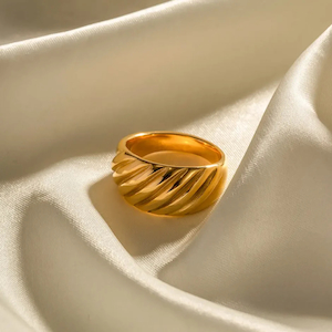 Croissant Ring – Gold