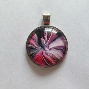 Pendant pink and black kiss