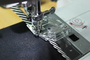 Presser Feet: Singer Adjustable Bias Binder Snap-on Foot