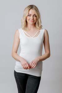 Womenswear: STAPLE SINGLET CRISS CROSS ALABASTA