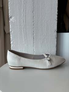 37 Sample - One Off/pointed Flats White