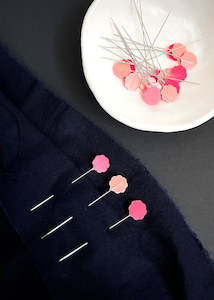 Dressmaking supply: Clover Flower Head Pins - Mid Weight Fabrics