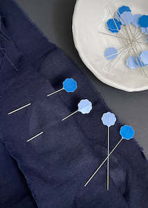 Dressmaking supply: Clover Flower Head Pins - Light Weight Fabrics